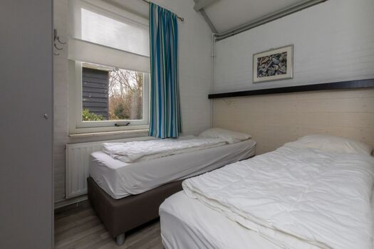 Schlafzimmer 2 mit 2 Boxspringbetten und Kleiderschrank