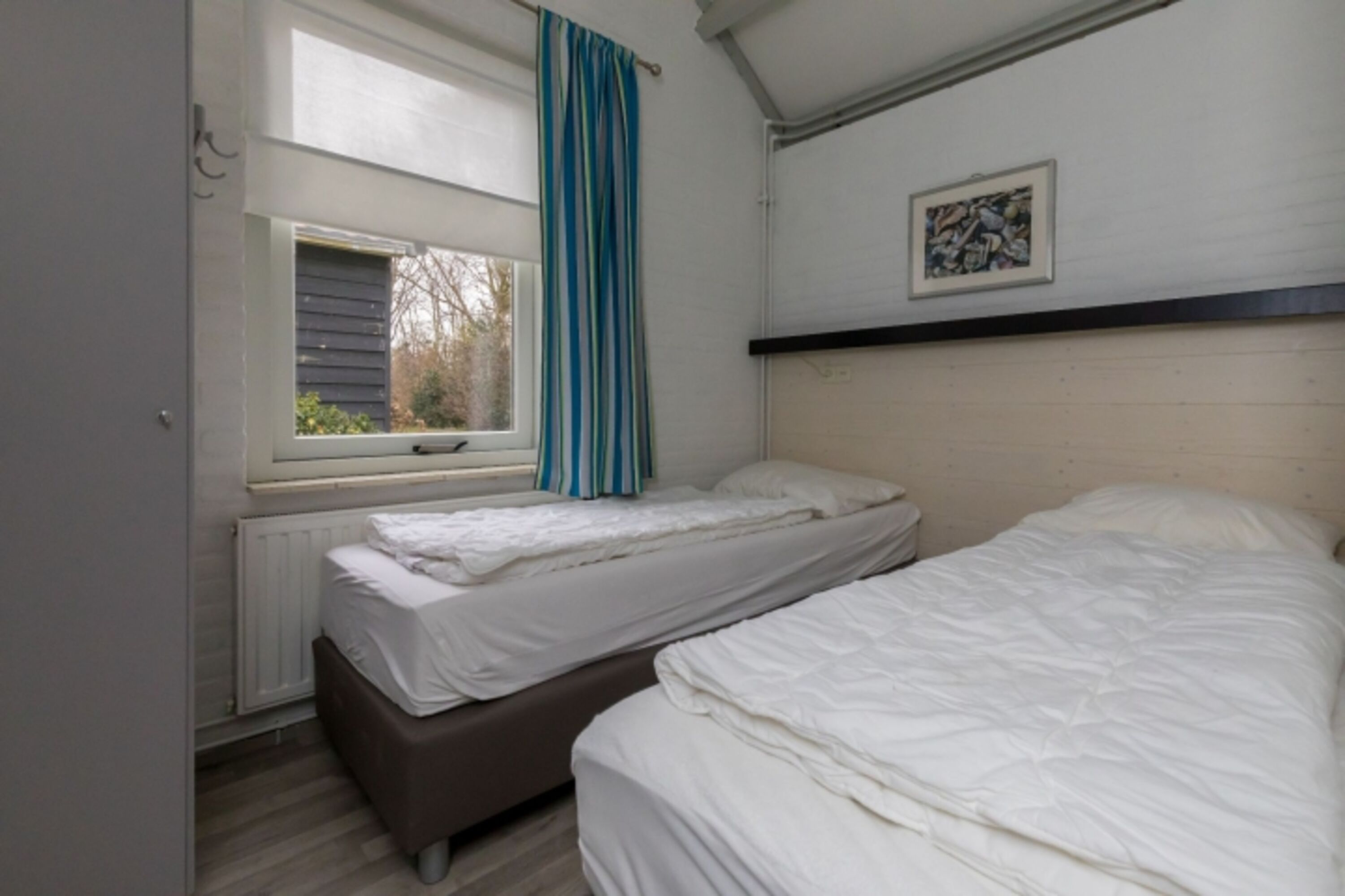 Schlafzimmer 2 mit 2 Boxspringbetten und Kleiderschrank