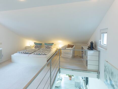 Zweite Schlafempore mit Doppelbett und Einzelbett