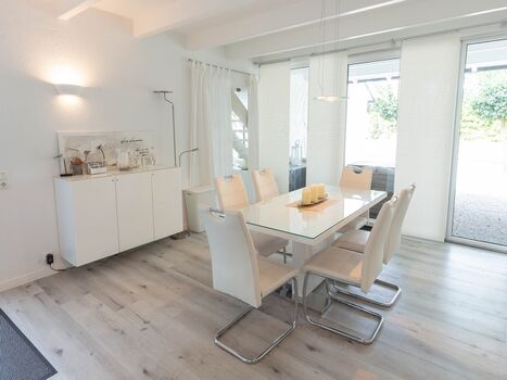 Helle Fensterfronten