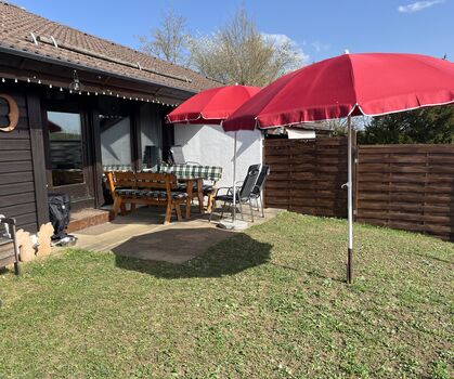Möblierte Terrasse mit Grill