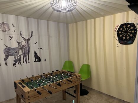 Tischfußball und Dart spielen im Ferienhaus