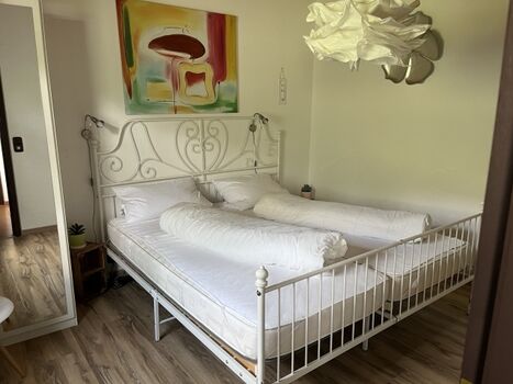 Schlafzimmer 1 mit Doppelbett 180x200m, Schrank und Sessel