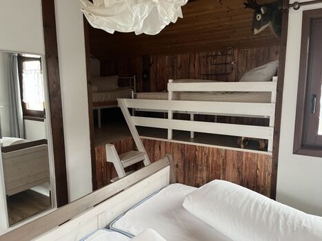 Urige Schlafgalerie im Schlafzimmer 2, mit zwei Einzelbetten 90x200m