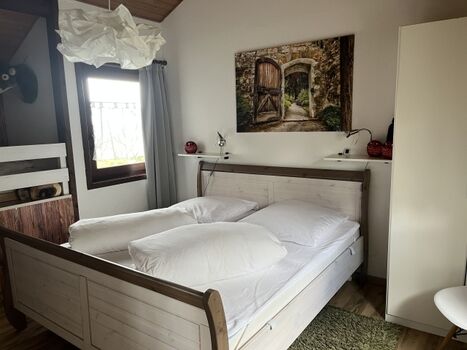 Schlafzimmer 2 mit Doppelbett 180x200m, Schrank und Sessel