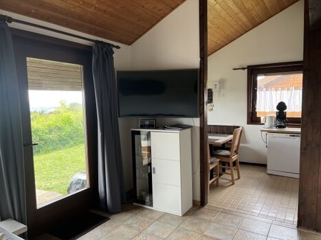 Wohnzimmer mit großem TV und Radio