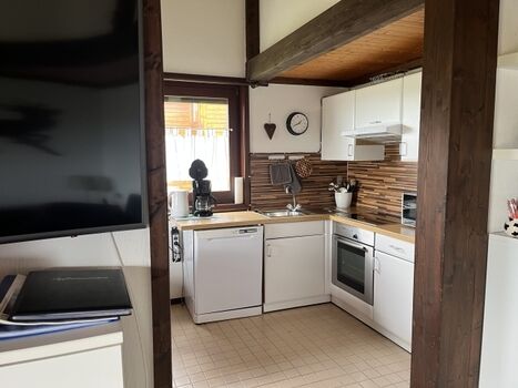 Praktische Küche mit Spülmaschine, Mikrowelle, Cerankochfeld, Backofen, Kühlschrank mit Gefrierfach