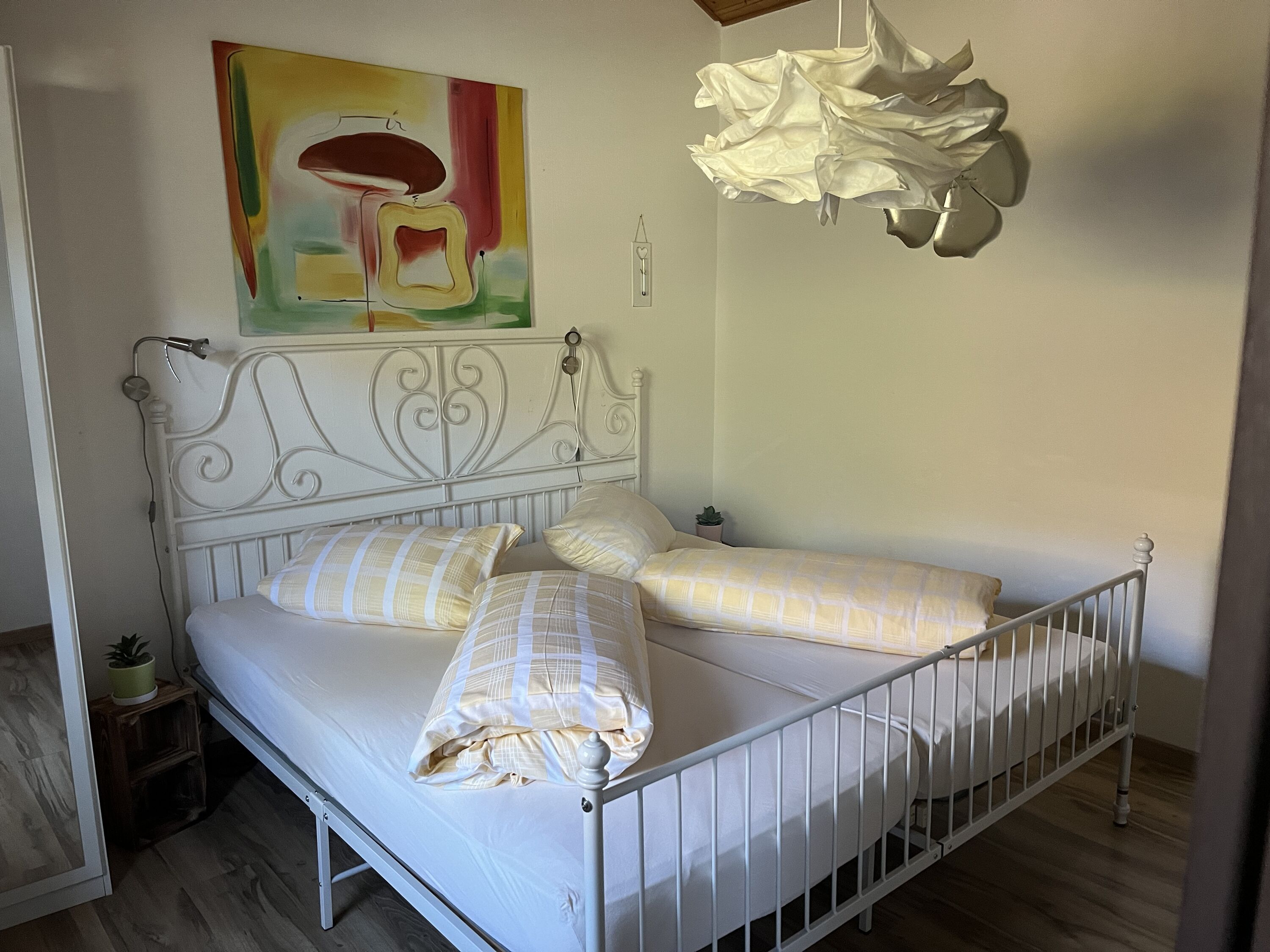 Schlafzimmer 1 mit Doppelbett 180x200m, Schrank und Sessel für entspannte Nächte