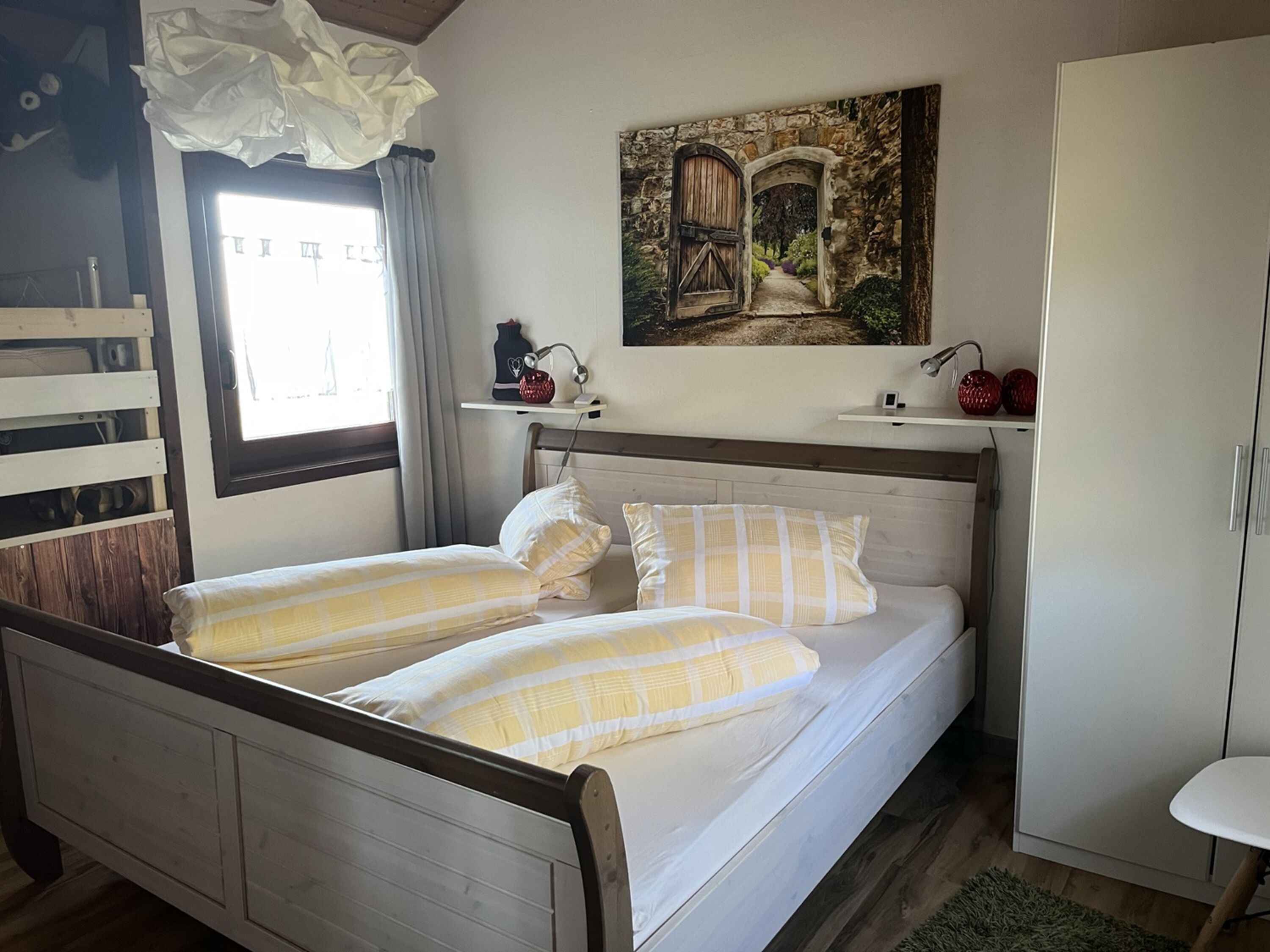 Schlafzimmer 2 mit Doppelbett 180x200m, Schrank und Sessel