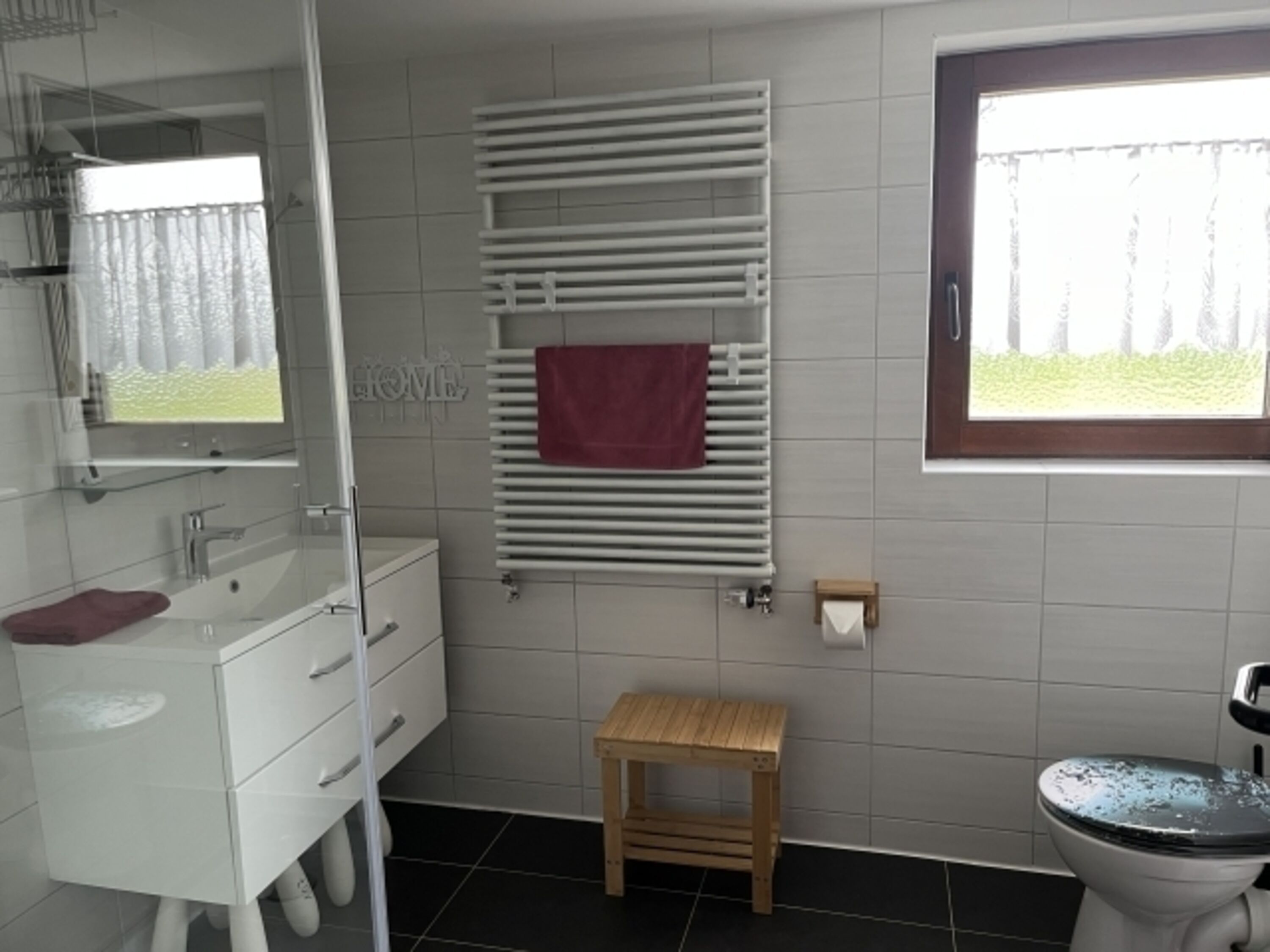 Tageslicht Badezimmer mit allem Komfort für erholsame Tage