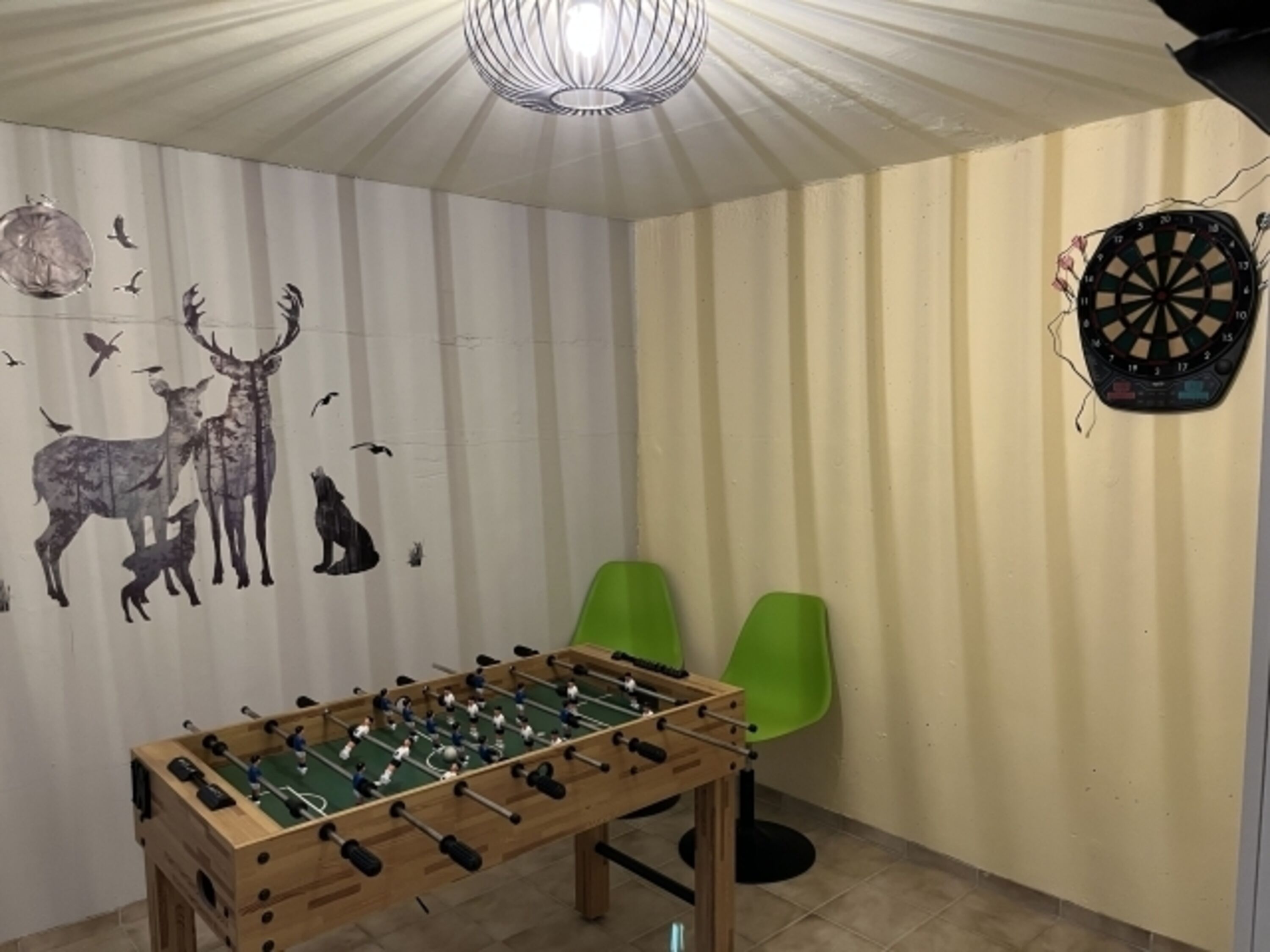Tischfußball und Dart spielen im Ferienhaus