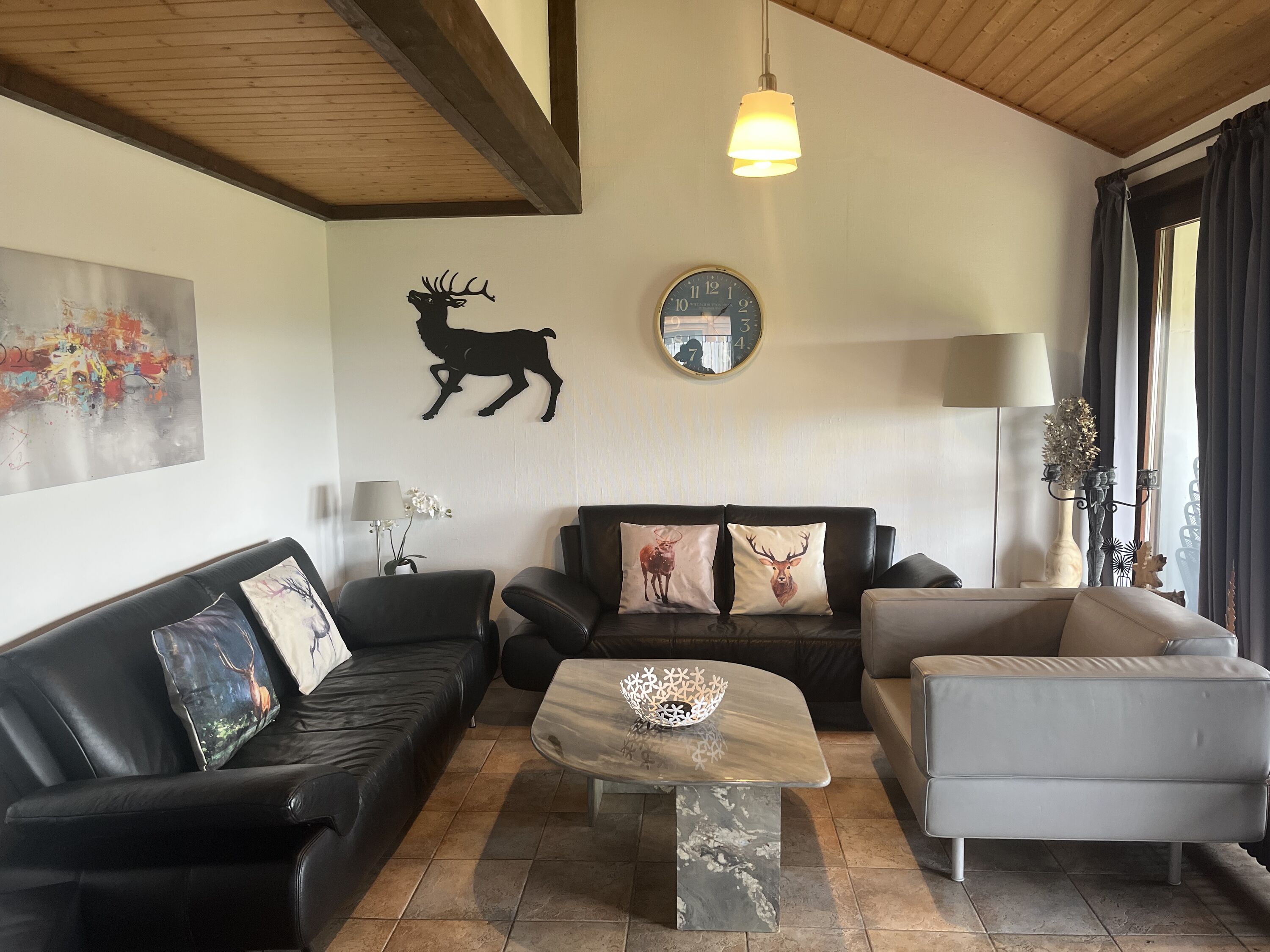 Gemütliches Wohnzimmer mit TV & WLAN – Entspannung nach langen Spaziergängen.
