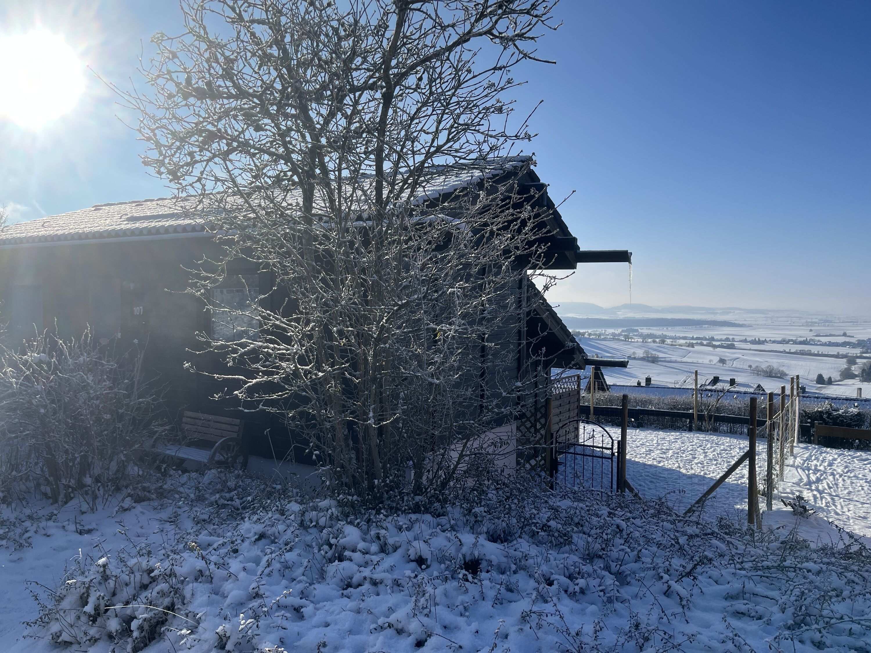 Genießen Sie Spaziergänge im verschneiten Schwarzwald, direkt ab Haus ohne Menschenmassen.