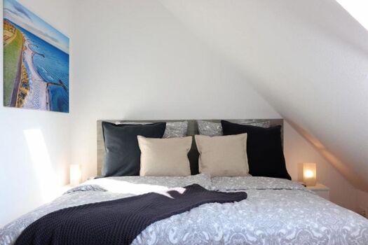 Schlafzimmer mit Doppelbett und Smart-TV