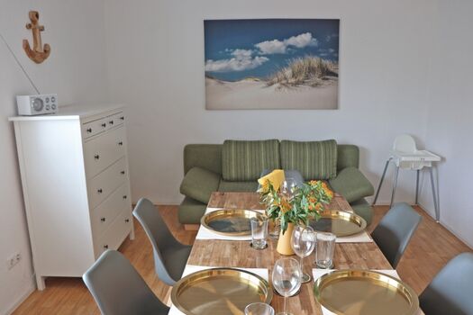 Küche mit großem Esstisch und Schlafcouch