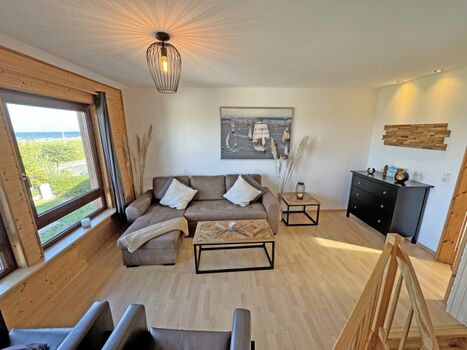 Wohnzimmer mit Panoramameerblick und Schlafcouch