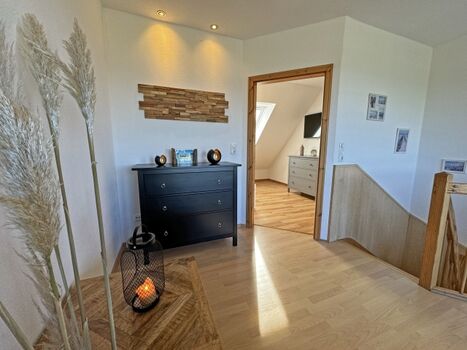 Wohnzimmer mit Panoramameerblick und Schlafcouch