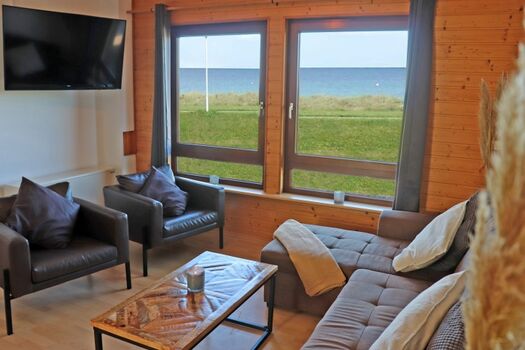 Wohnzimmer mit Panoramameerblick und Schlafcouch