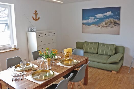 Küche mit großem Esstisch und Schlafcouch