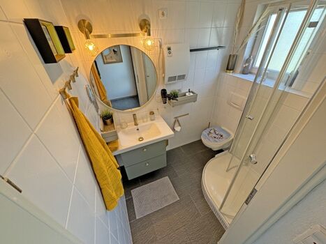 Badezimmer mit großer Dusche