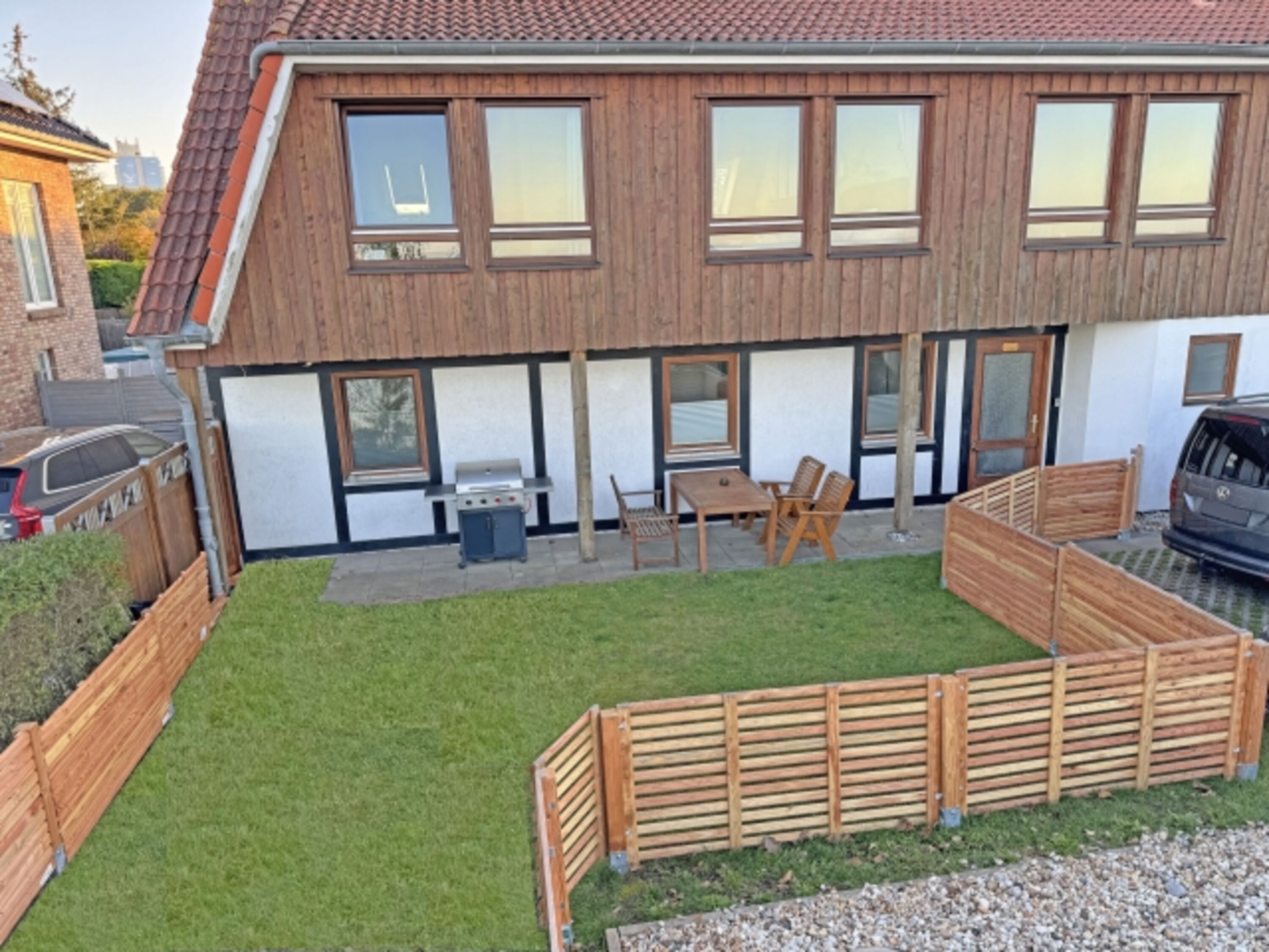vollständig eingezäunte Terrasse mit Garten und Gasgrill