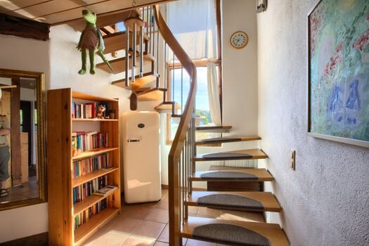 Treppe zur ersten Etage, Zusatzkühlschrank