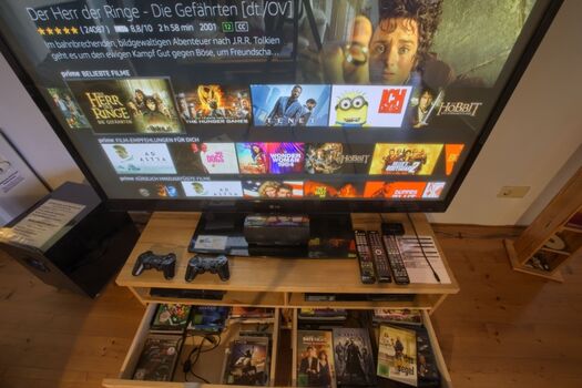 Modernes Heimkino mit Amazon TV, DVD´s und Playstation