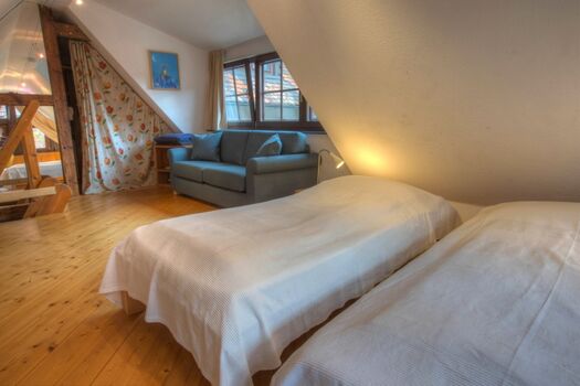 Kinderzimmer mit 2 Einzelbetten (90x200) und Schlafsofa (145x200)