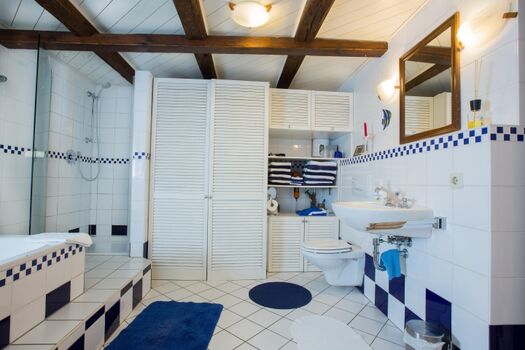 Luxus-Badezimmer mit Dusche und Badewann