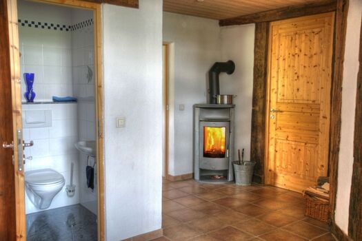 Flur mit Ofen und Gäste-WC