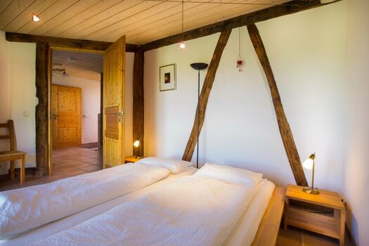 Schlafzimmer mit großem Doppelbett (180x200)