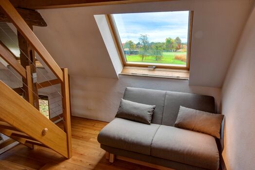 Schlafsofa (150x200) am Aufgang zur Schlafgalerie