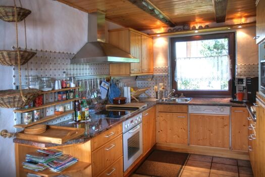 Voll ausgestattete gemütliche Küche