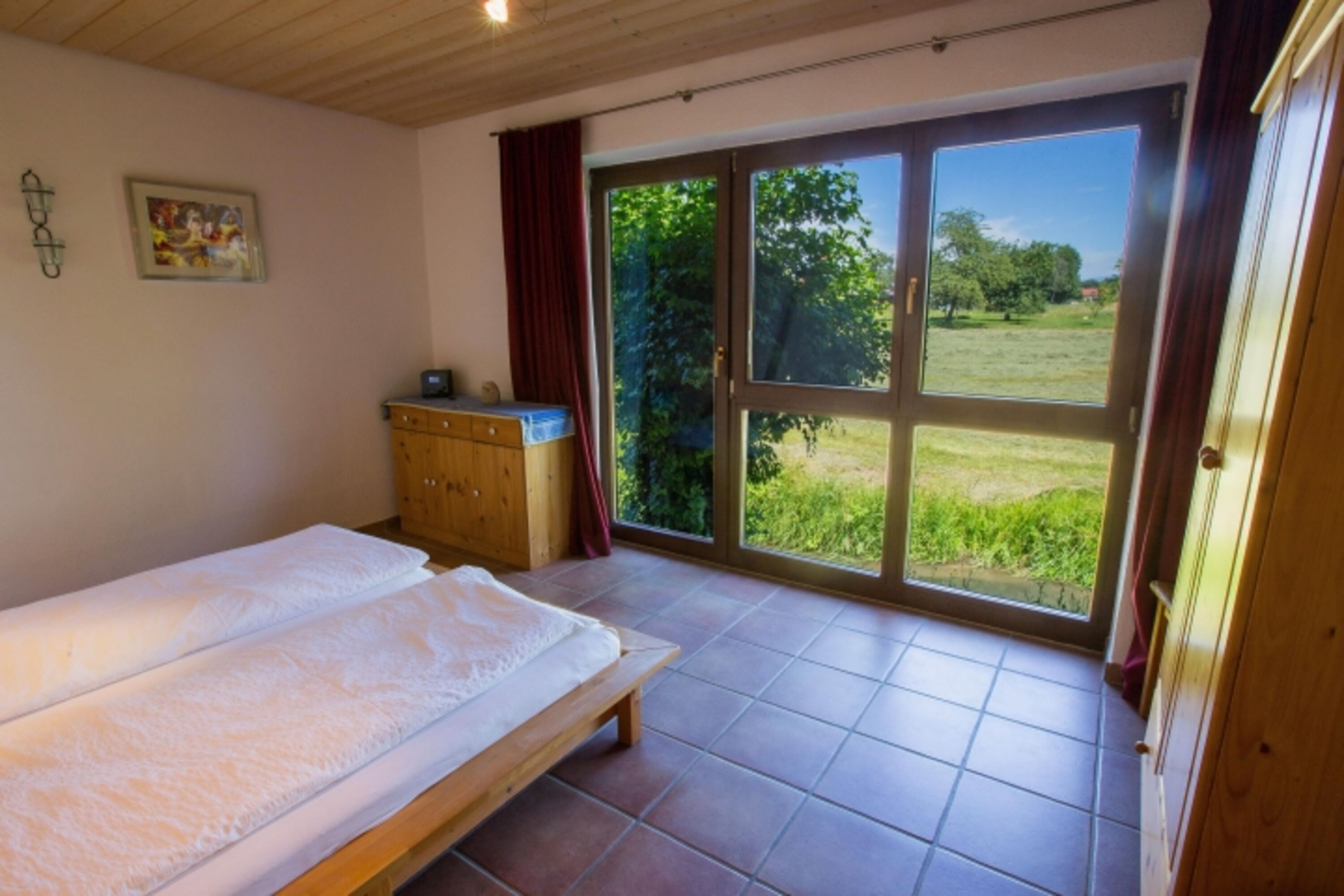 Schlafzimmer direkt am Bach mit Aussicht ins Grüne