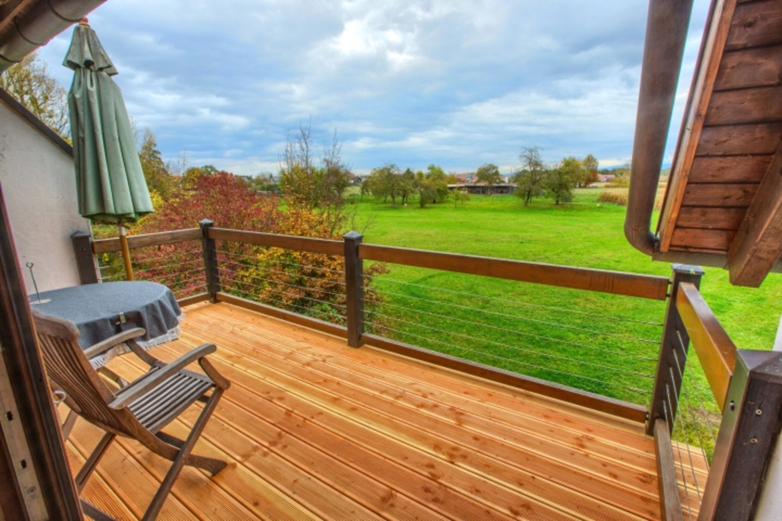 Balkon mit Aussicht ins Grüne und BBQ
