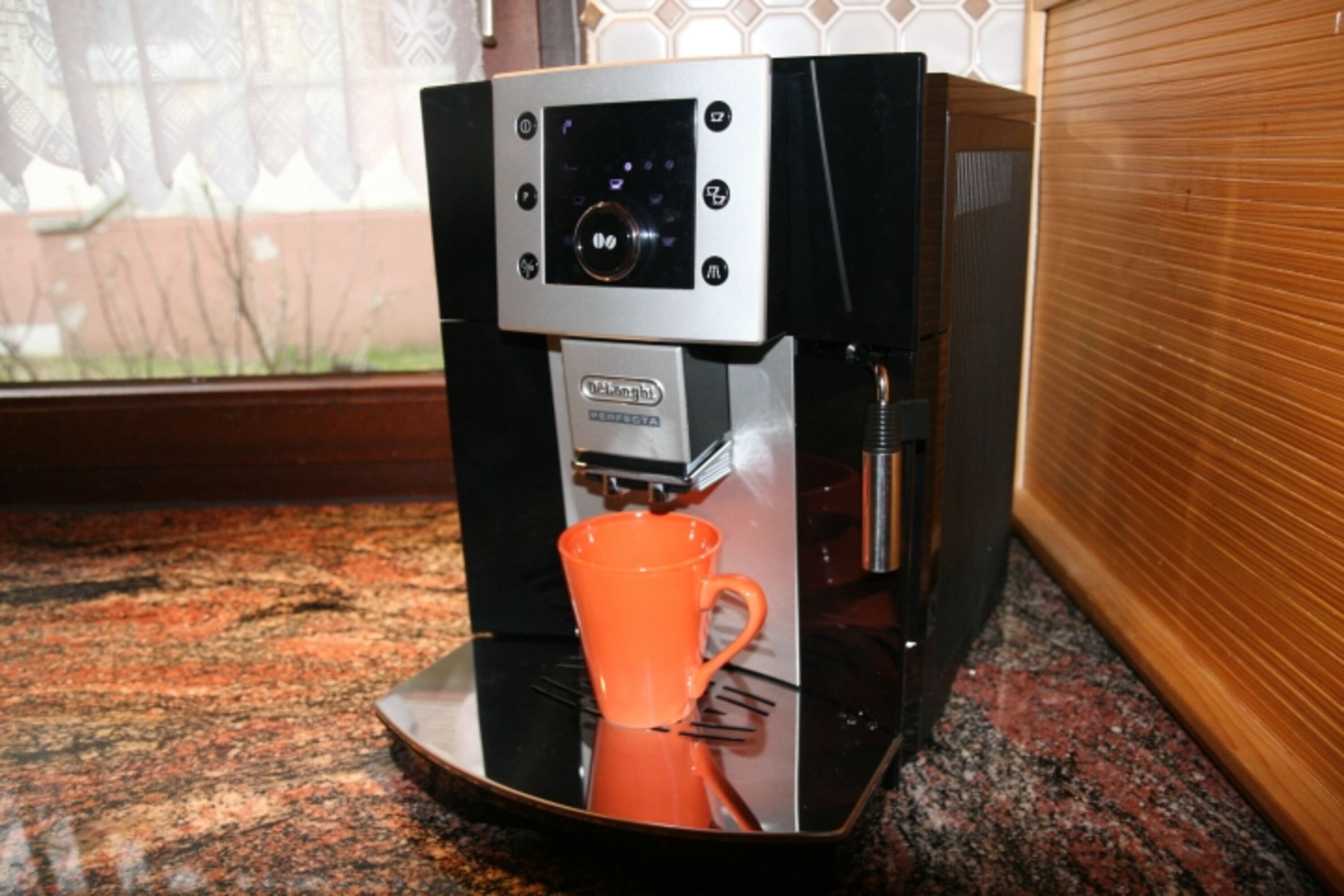 Küche mit Delonghi Kaffee-Vollautomat