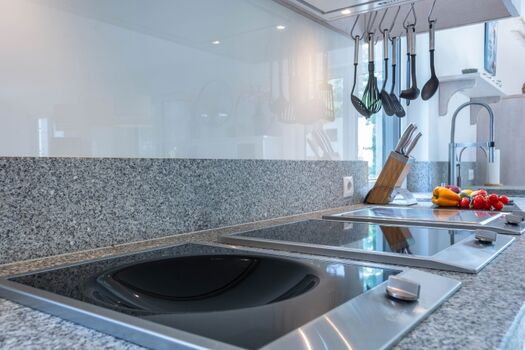 Küche mit Induktionsfeldern