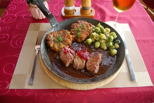 aus unserer Gaststube "Hirschmedaillons, dazu Kaspressknödel und Rosenkohl"