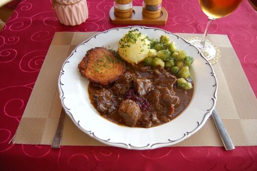 aus unserer Gaststube "Wildgulasch mit Klößen"