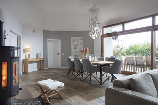 Wohnbereich von 70 qm mit offene Küche, wohnbereich und Essbereich mit Blick in den Garten