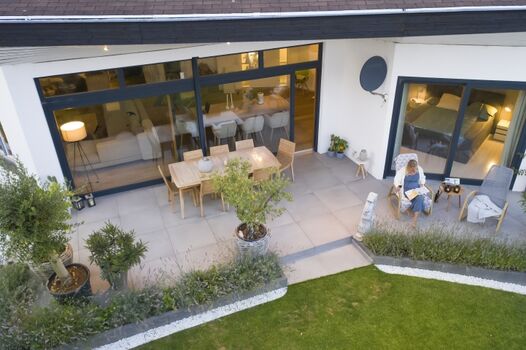 Wellnessgarten mit Whirlpool und  Saunahaus im Garten