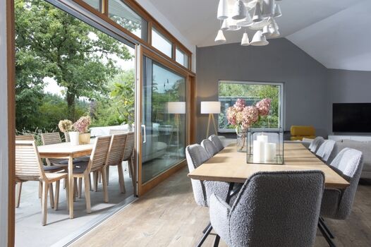 Wohnbereich von 70 qm mit offene Küche, wohnbereich und Essbereich mit Blick in den Garten