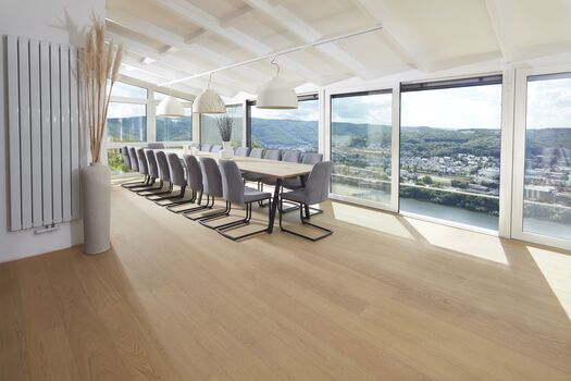 Tisch erweiterbar für bis zu 28 Personen