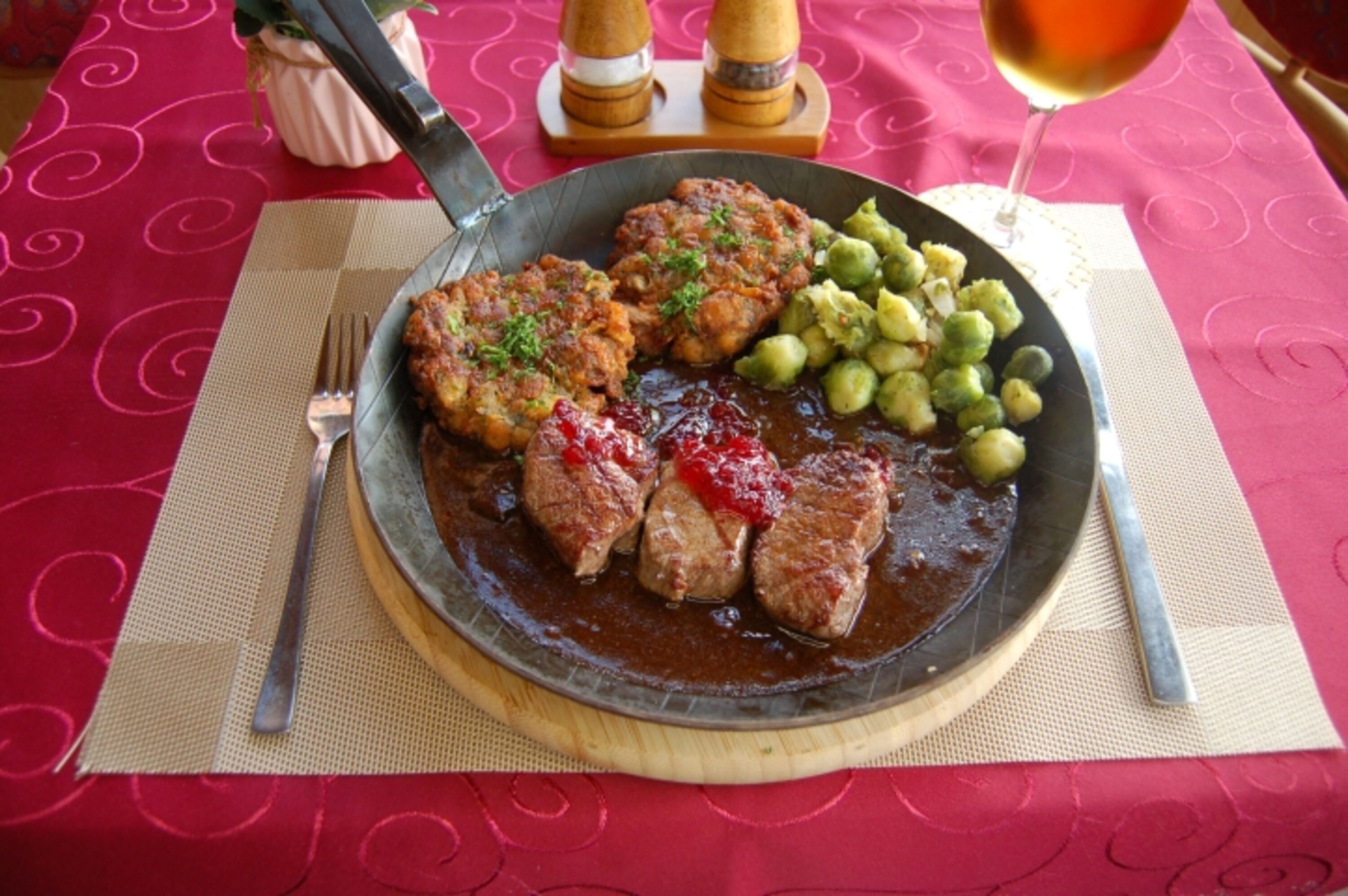 aus unserer Gaststätte "Hirschmedaillons, Kaspressknödel und Rosenkohl"