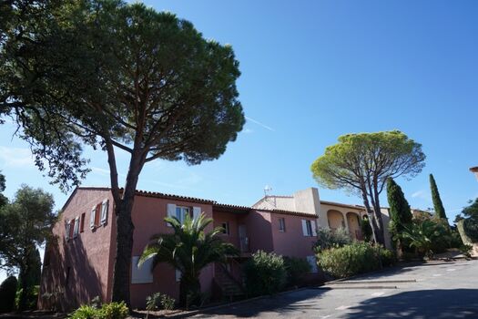 sehr schöne und gepflegte Anlage