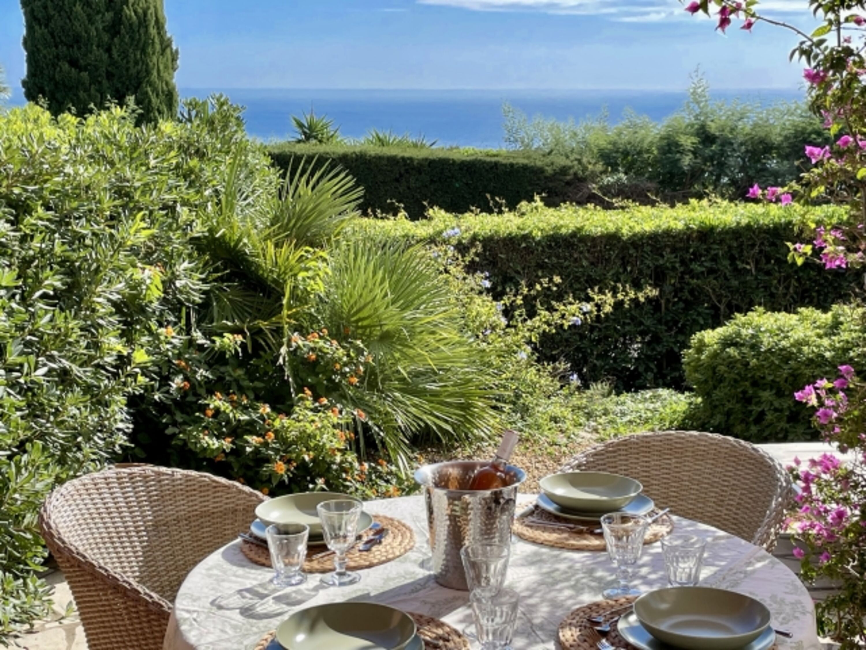 überdachte Terrasse mit Sonnen- und Windschutz