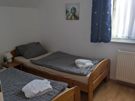 Zweites Schlafzimmer mit zwei Einzelbetten
