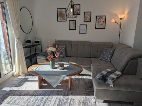 Wohnzimmer im Erdgeschoss mit großer Couch