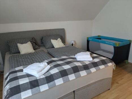 Hauptschlafzimmer mit Kinderbett