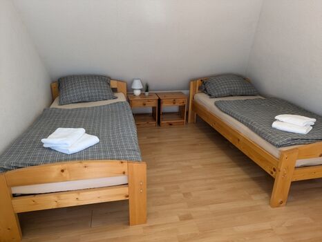 Drittes Schlafzimmer mit zwei Einzelbetten